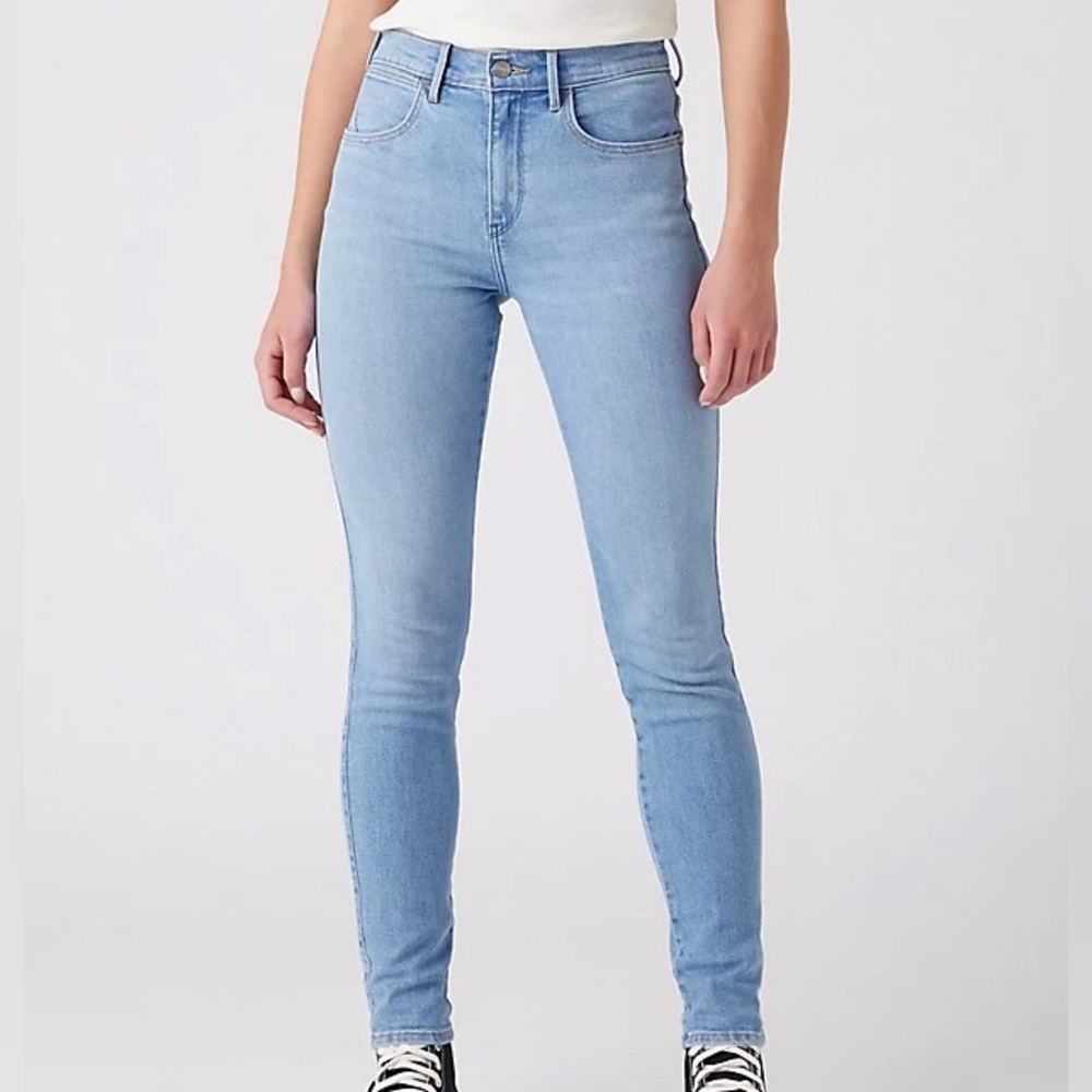 Wrangler light wash high rise skinny jeans size size 30